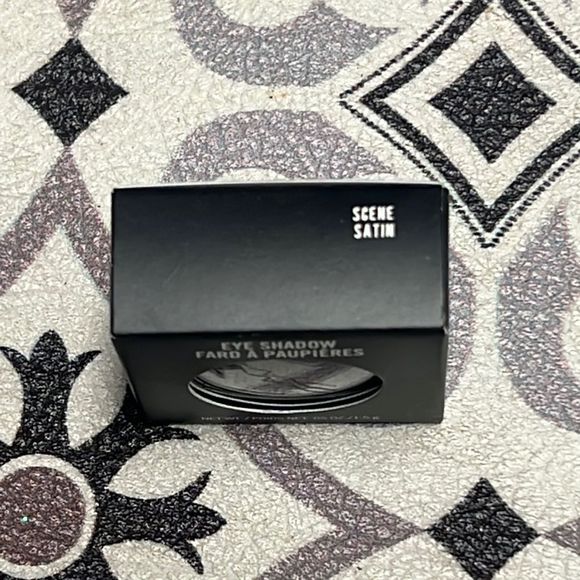 - M•A•C eyeshadow ~ Scene-satin - Picture 5 of 8